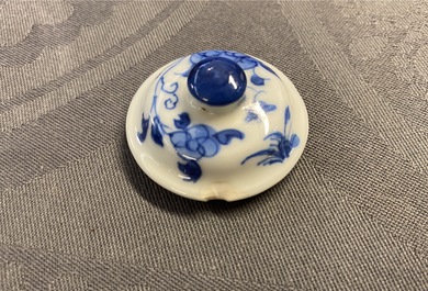 Une th&eacute;i&egrave;re miniature en porcelaine de Chine en bleu et blanc, marque de Chenghua, Kangxi